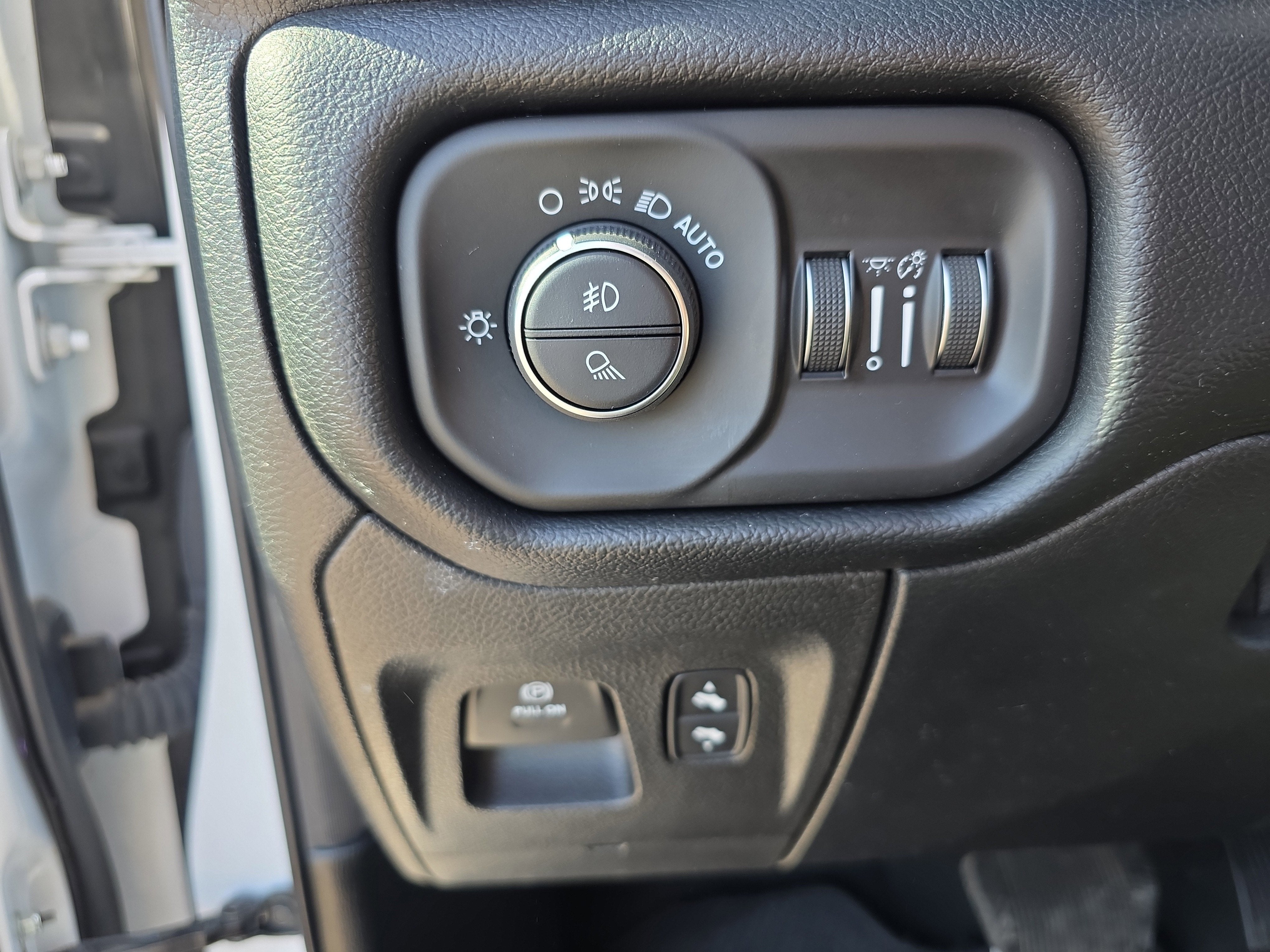 2020 RAM 1500 Laramie Crew Cab 4x4 5'7" Box