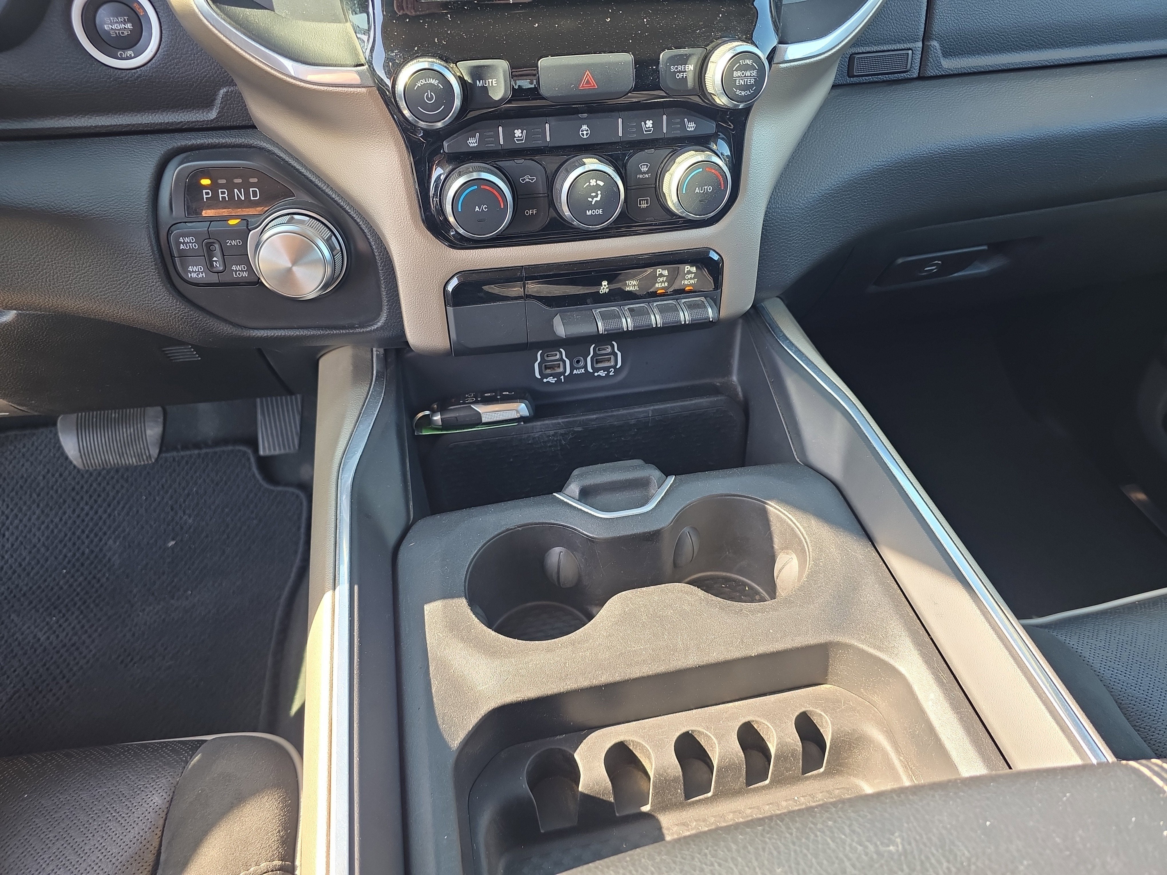 2020 RAM 1500 Laramie Crew Cab 4x4 5'7" Box