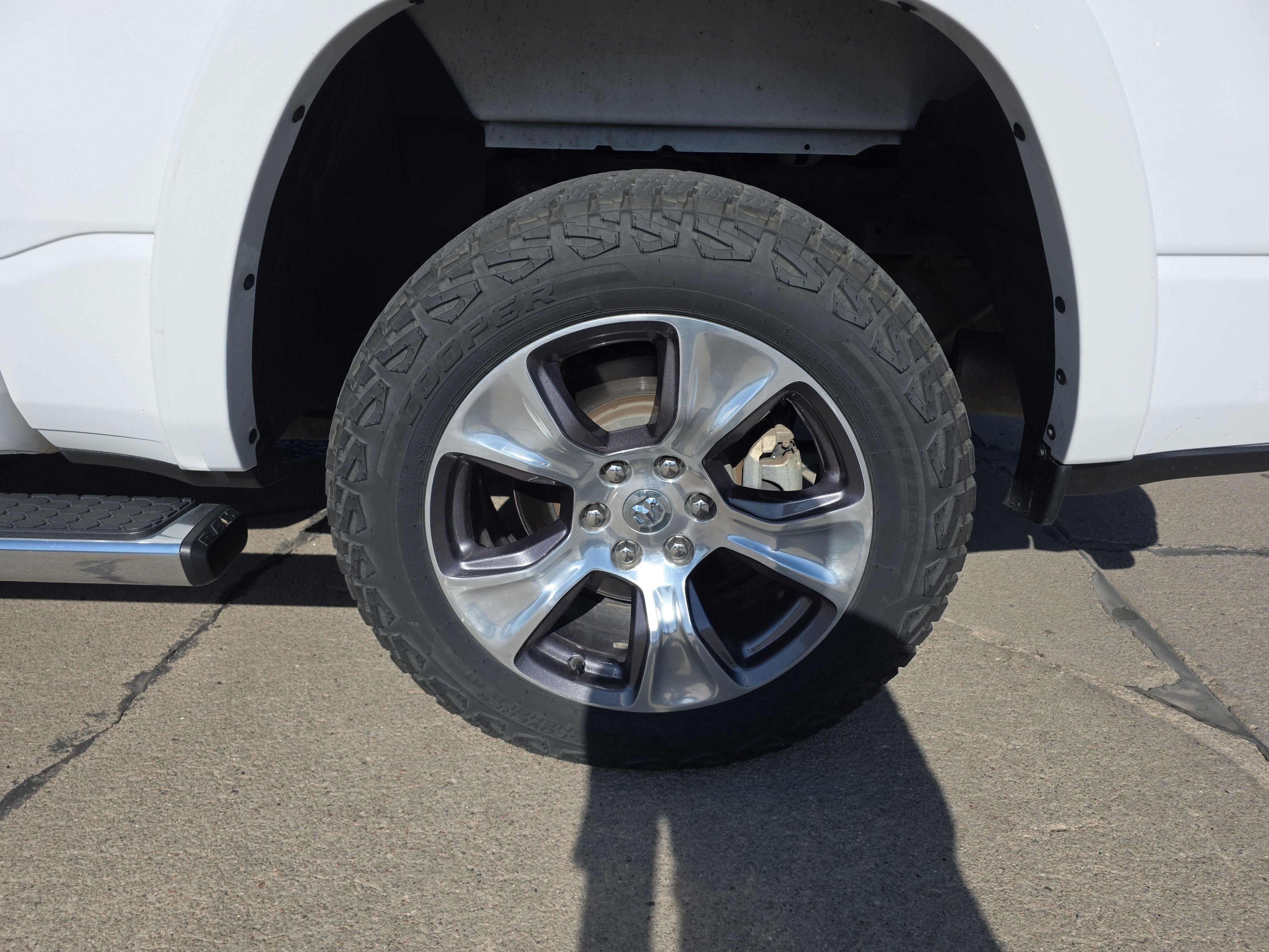 2020 RAM 1500 Laramie Crew Cab 4x4 5'7" Box