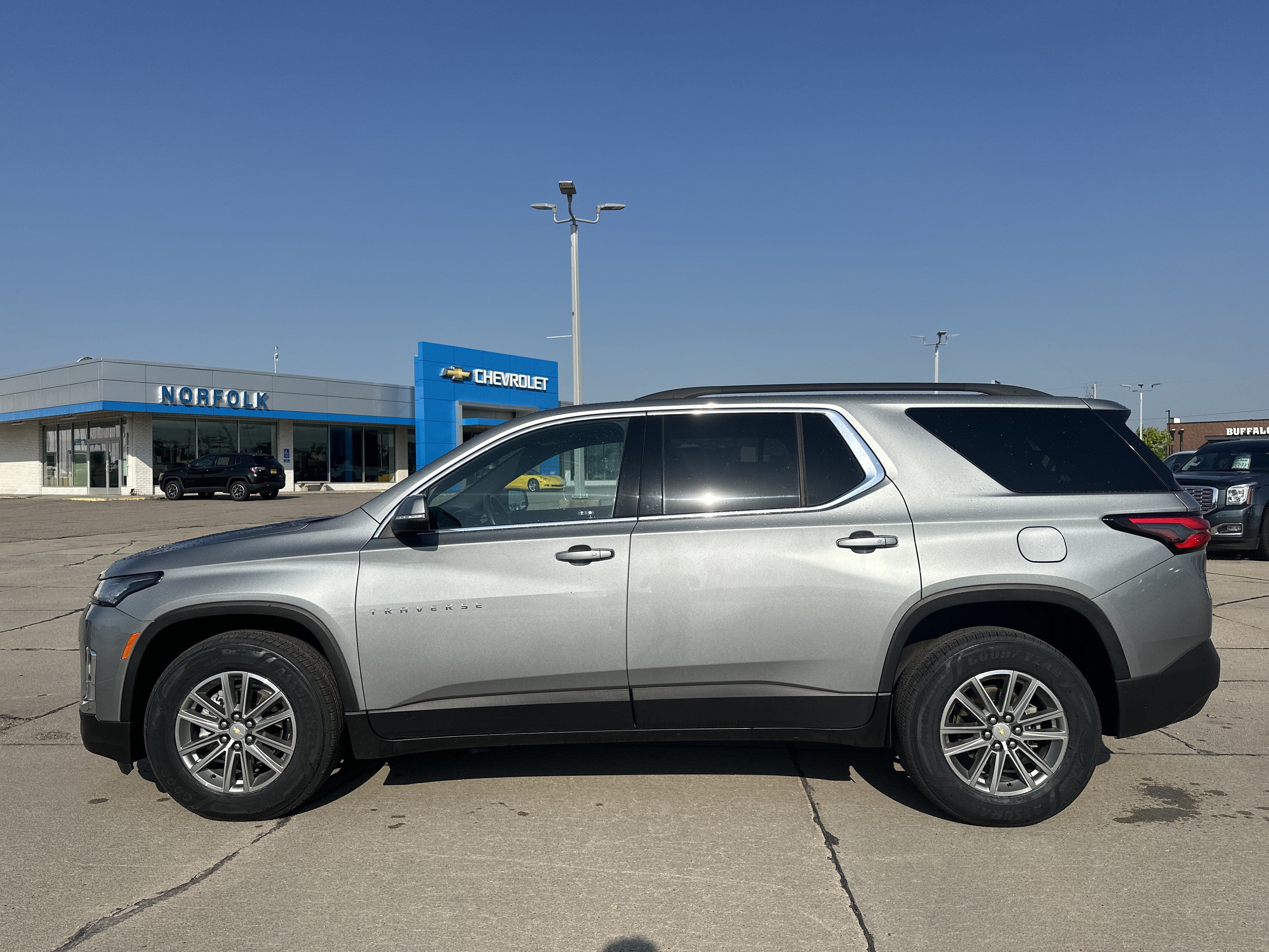 2023 Chevrolet Traverse LT Cloth